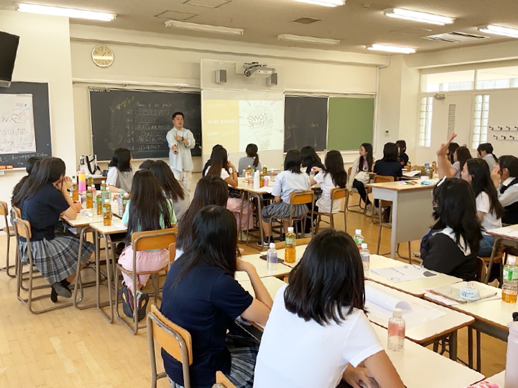 SWOT Analysis(自己分析)に取り組む生徒たち