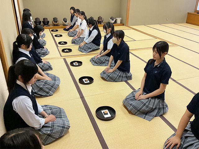 お菓子のお運び