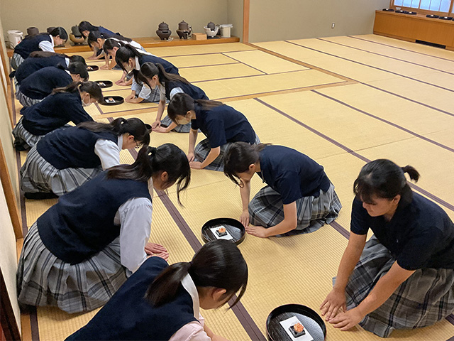 お菓子をどうぞ