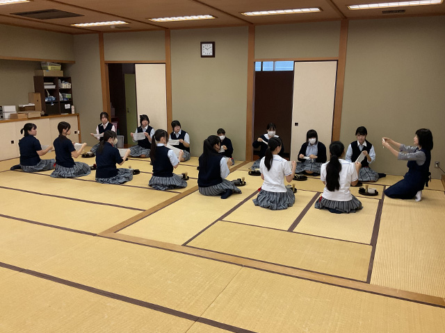 「茶巾は清潔に」（利休百首）
