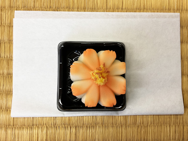 季節の和菓子をいただきます（秋桜）