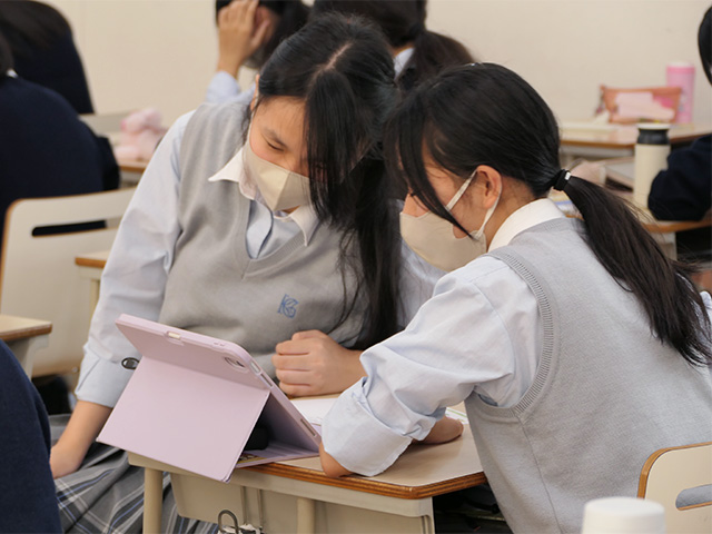 クラスメイトと相談中……