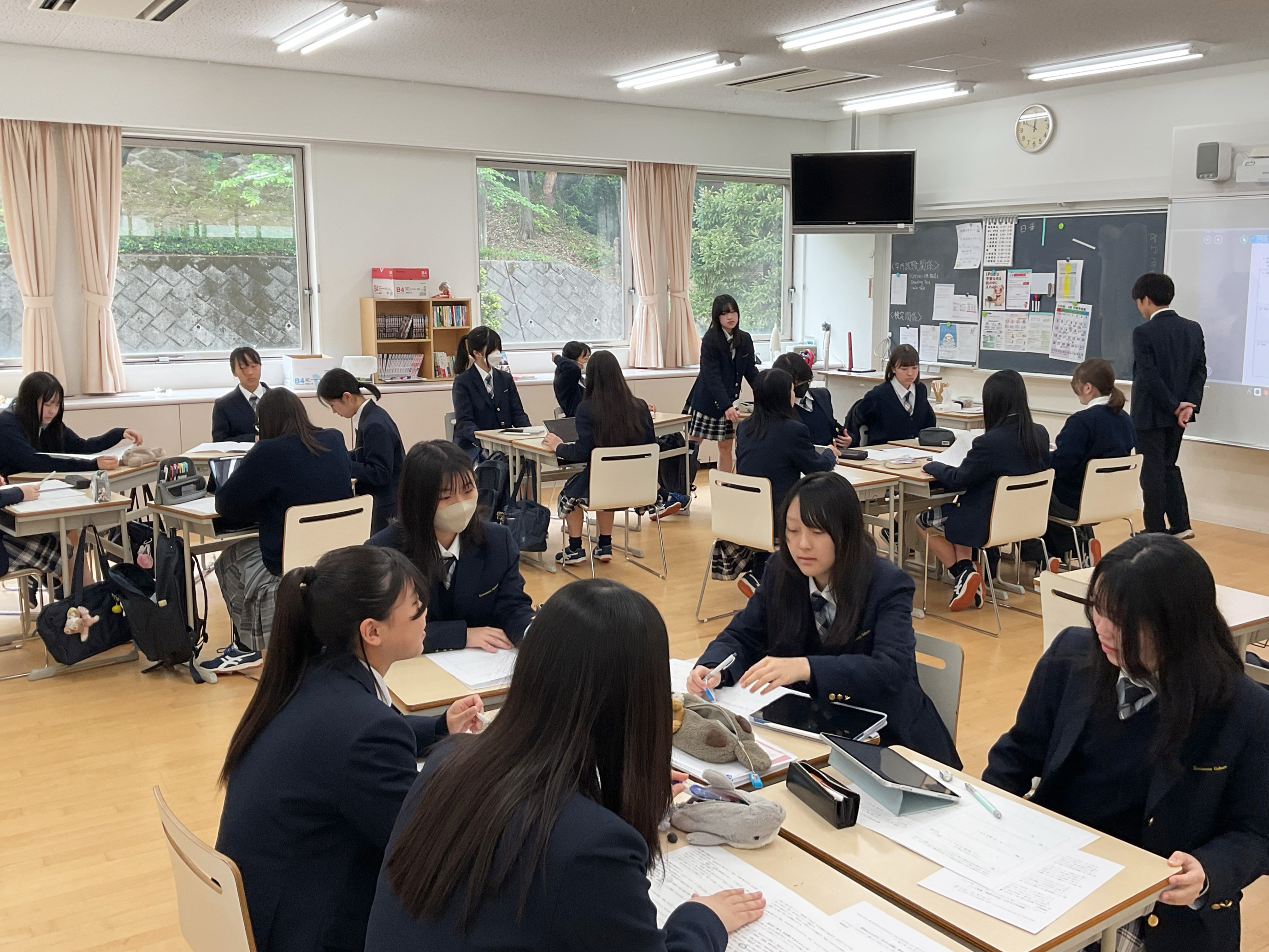 グループで話し合っています