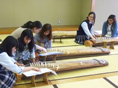 箏曲を練習（駒沢学園女子高校）