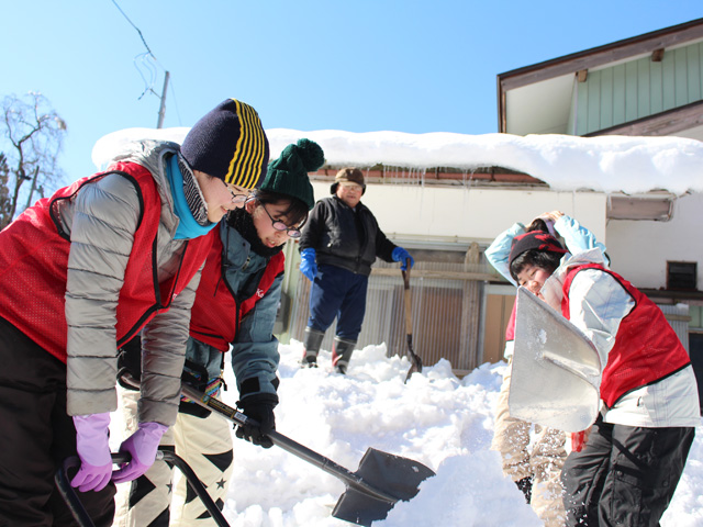 みんな真剣に除雪を楽しんでいます。