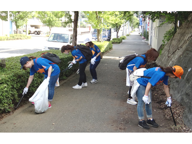 Ａ班は、鶴川街道沿いの歩道の清掃中
