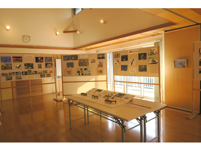 上谷戸緑地体験学習館二階には、ベンチ模型が展示されていました。
