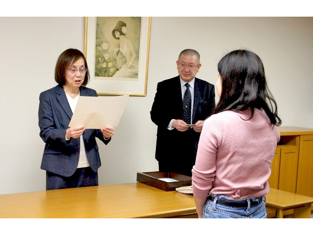 図書館長室での授賞式の様子。図書館長の加藤ナツ子先生より表彰状と副賞が授与されました。