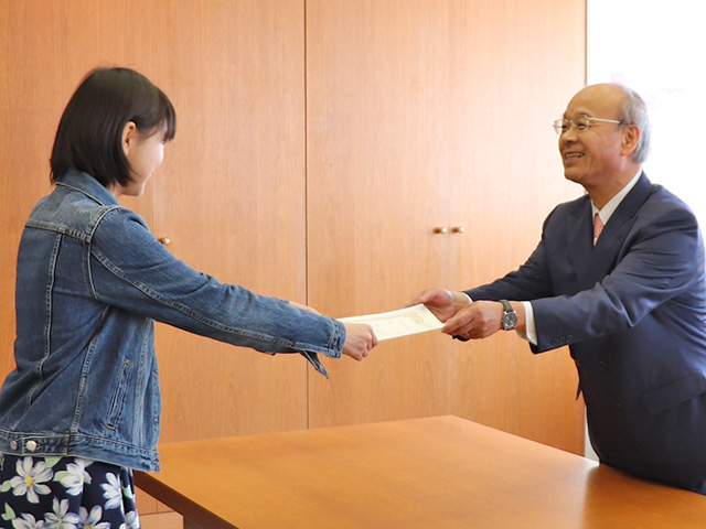 光田学長より認定証を授与されるスカラシップ生「おめでとう！」