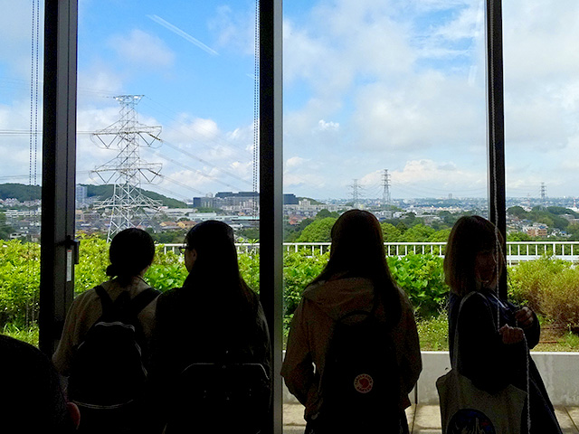 味の素スタジアムや東京競馬場まで一望できる教室。ここからの景色は本当に綺麗だと思いました。