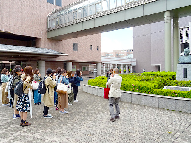 創立者山上曹源先生の銅像です