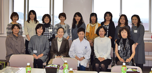 集合写真（前列左から3番目安田淳子先生、4番目篠原能子先生）