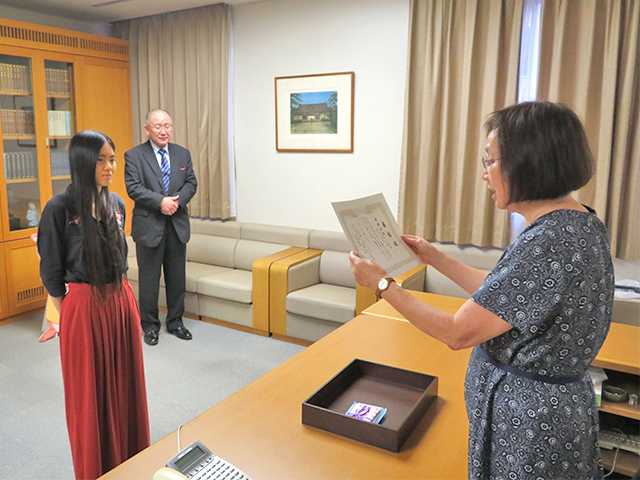 図書館長室での授賞式の様子。
図書館長の加藤ナツ子先生より表彰状と副賞が授与されました。