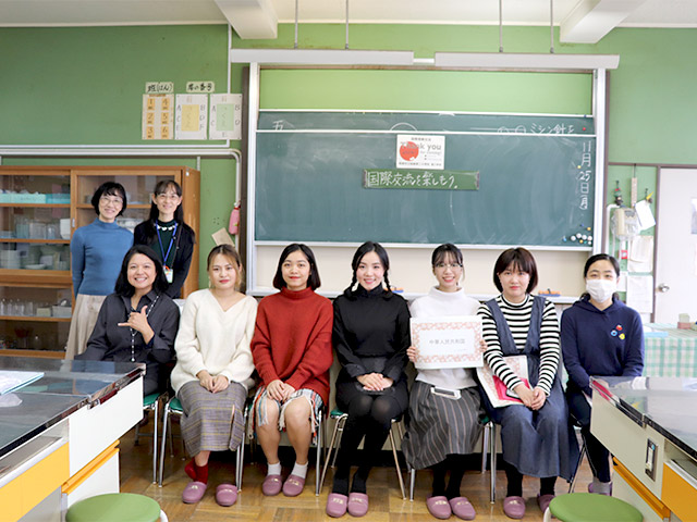 駒沢女子大学の留学生のほか2名が加わり、7名で協力しました。