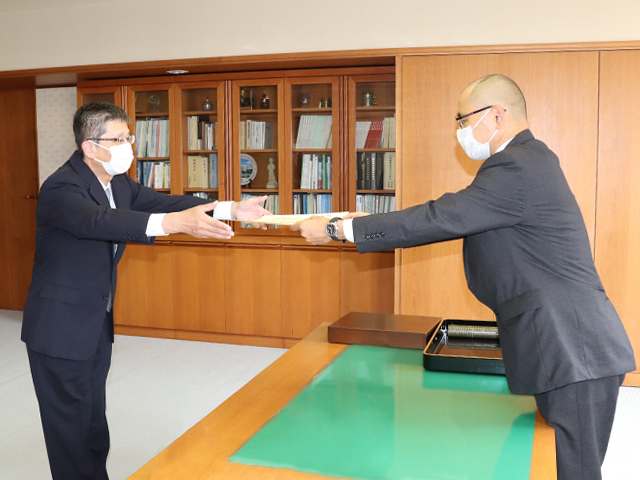 安藤学長から小川誠先生へ称号記授与