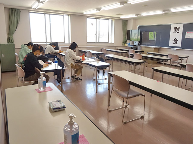 大学館5階演習室　食事スペースとして開放