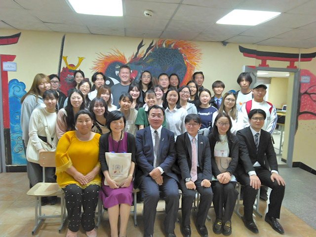 モンゴル文化教育大学での集合写真