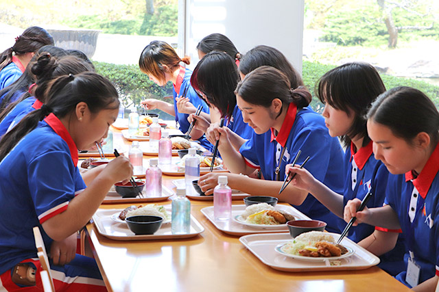 学食でランチタイム