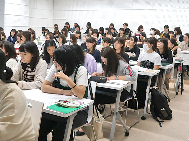 後期時間割表の説明。「履修登録、どうしよう…」