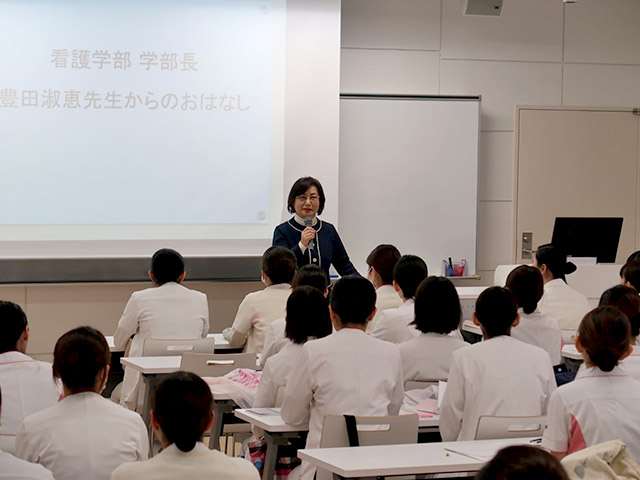 豊田学部長の実習に向けての講話に真剣に耳を傾ける1期生