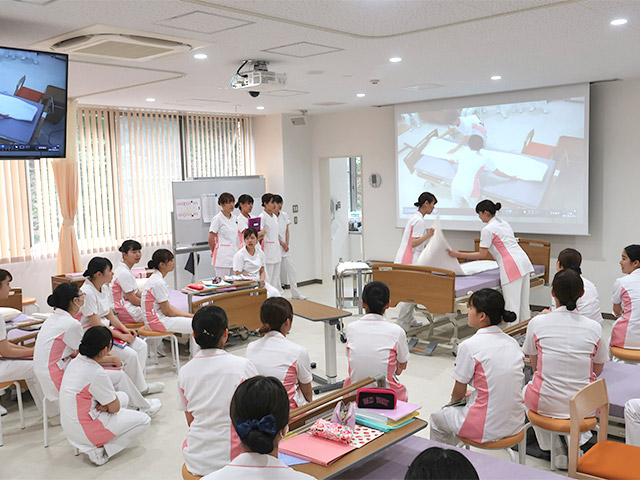 『学生デモ』の様子