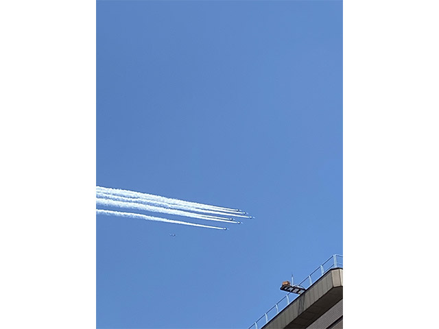 東京上空を飛行したブルーインパルス