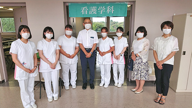 オープンキャンパス案内担当の看護学生　安藤学長（中央）と看護学部の教員（右）