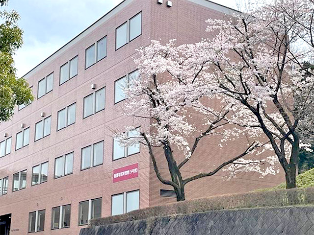 満開の桜とともに挙行された入学式（看護学部実習館）