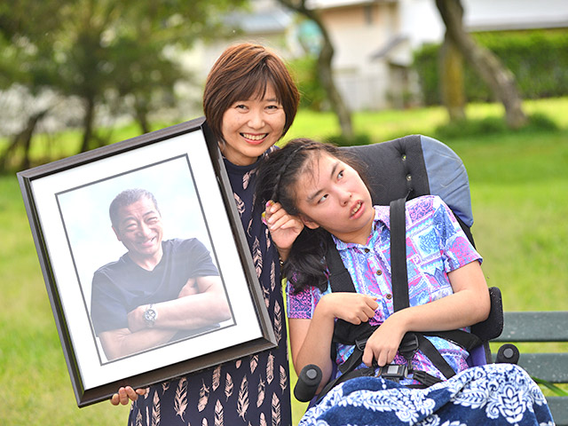 夫の遺影とともに塩沢淳子さんと紅梨さん