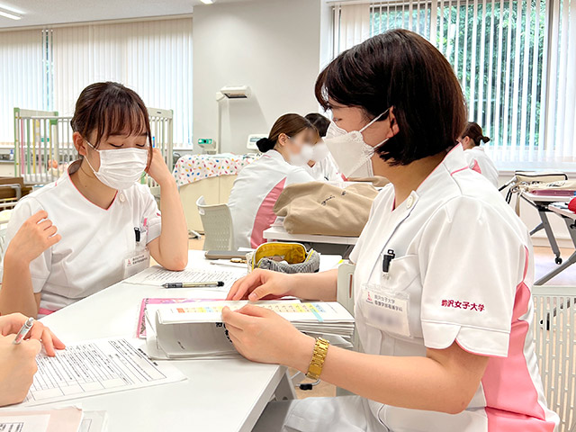 看護過程演習　ロールプレイ②説明内容などは観察者（チェック係）にもチェックを受けながら行いました。