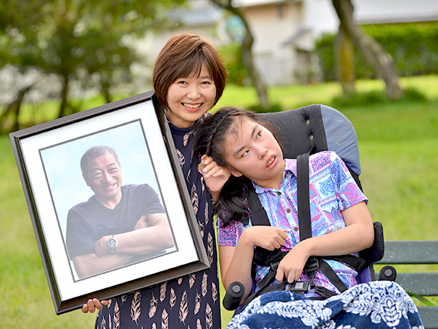 夫の遺影とともに塩沢淳子さんと紅梨さん