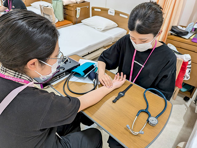 学生同士で自己練習に励んでいます