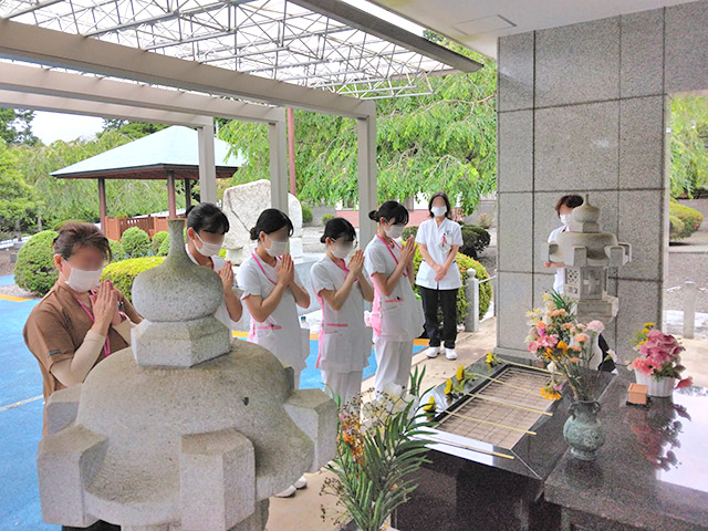 療養所内の慰霊碑での献花