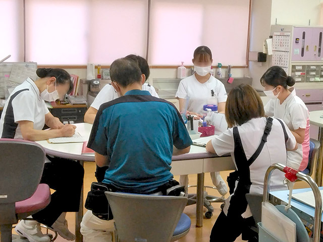 16:30　日勤のリーダー看護師から夜勤者への申し送りに参加しました　明日の9:00までの長い夜勤実習の始まりです
