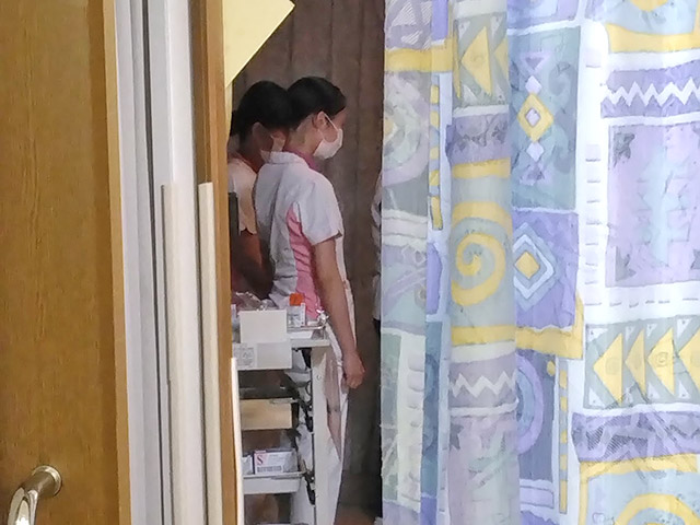 23:00　入所者さんが安全安心でお休みいただいているか巡視をしています
