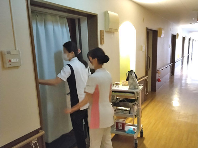 5:00　夜も明けてきました、この時間に起きている入所者さんの朝のケアを行います
