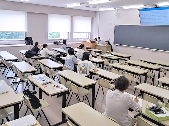 最終日の発表会の準備から運営は学生が行いました。意見交換により、学びを深めることができました。