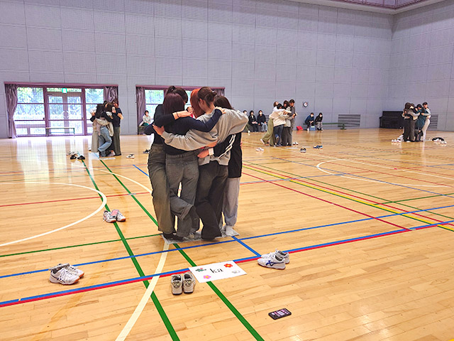 私たちのグループは、絶対に新聞紙から落ちないわよ～！