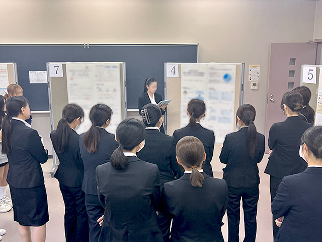 立位スタイルの会場