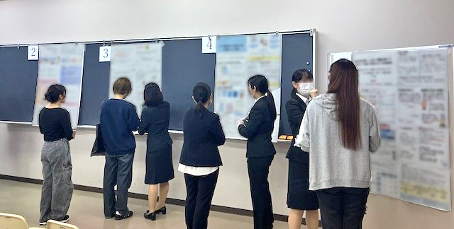 メモを取りながら熱心に質問