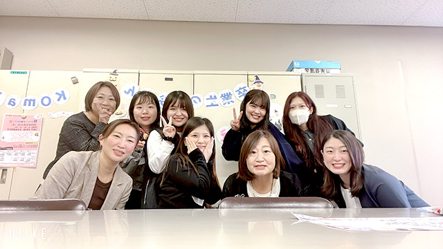 卒業生と教員　笑顔で再会のひととき