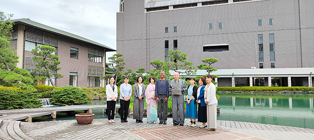 Matthews先生を囲み本学の照心館・記念講堂前にて