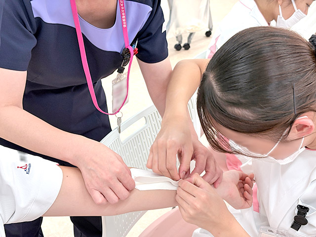 ドレーン固定の場面