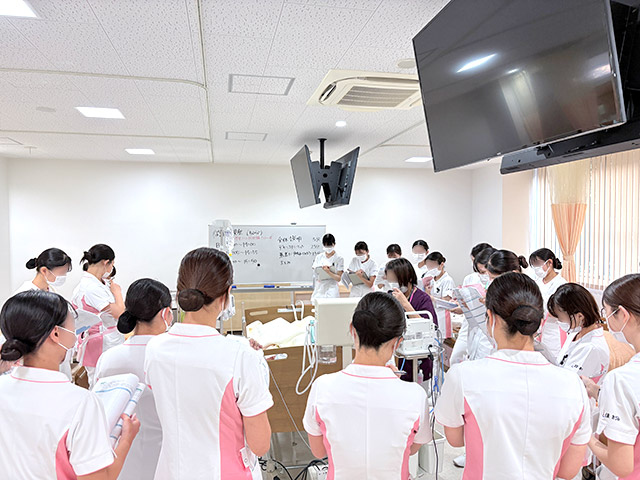 教員の術後観察実演を見学している様子