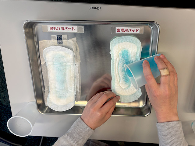 尿もれ用パッドと生理用パッドの吸水力の違いを体験していただきました