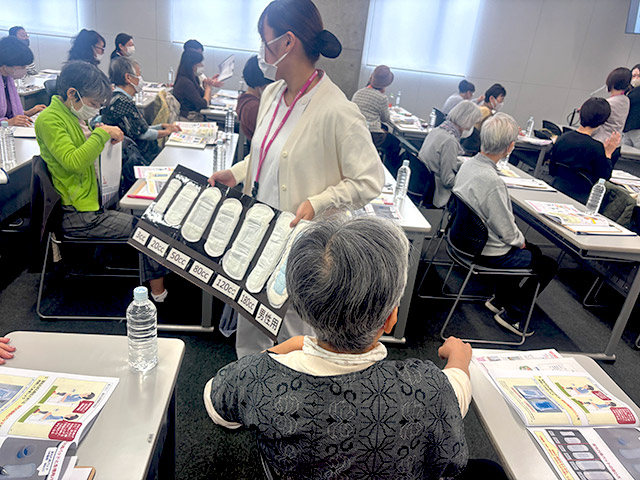 尿もれ用パッドと生理用パッドの吸水力の違いを体験していただきました