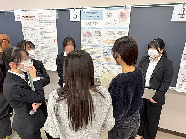 看護研究発表会後は、和気あいあいと4年生のお話を聞いている場面です