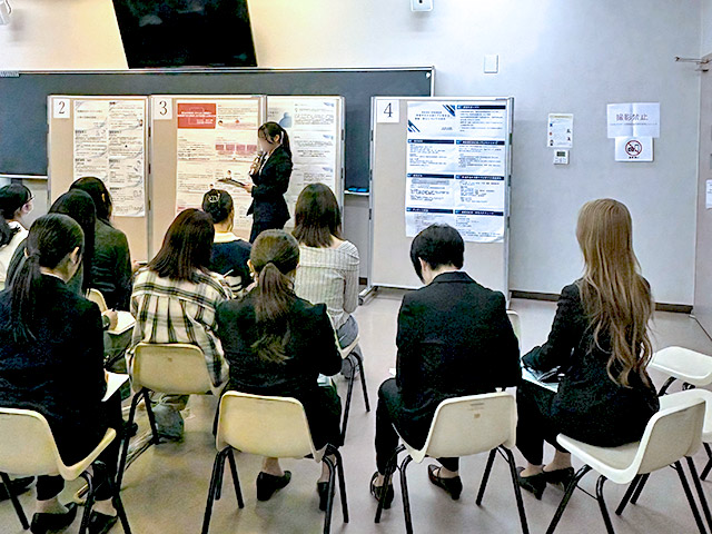 看護研究発表会では、緊張した姿勢で聴講している場面です