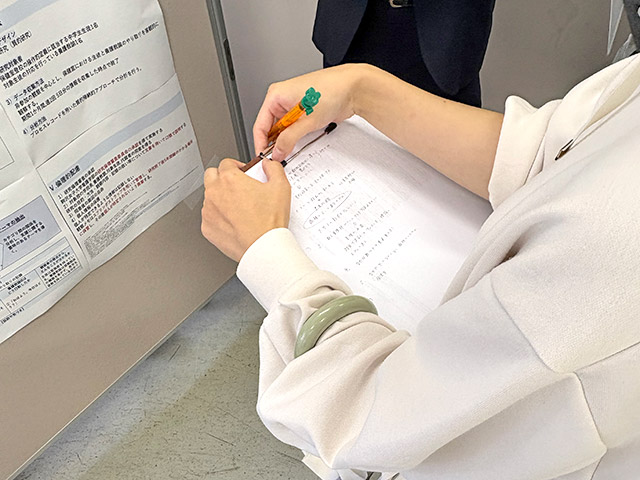 看護研究発表会では、たくさんの学びをメモしている1年生です