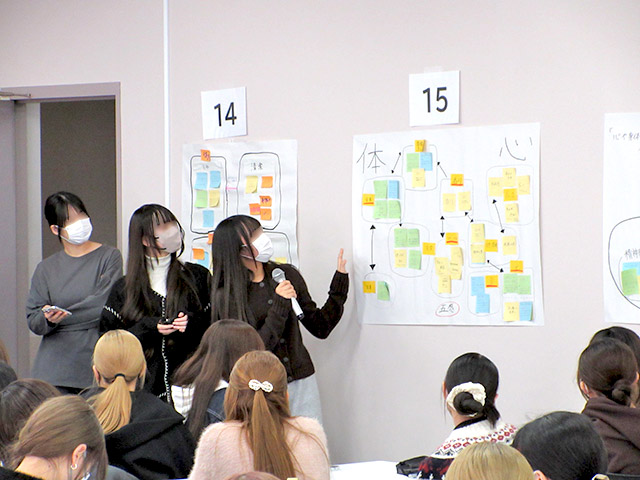看護学部 基礎ゼミⅡ 3学科協同学習による成果物を発表している場面です